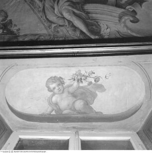 Gewölbefresken, Fenstergewände: Putto mit Blumen in der Hand