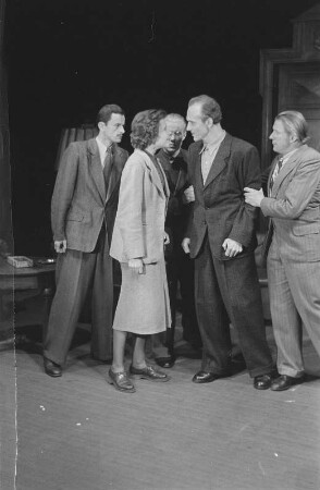 Szenenbilder aus dem Stück "Kamerad Mimi" von Julius Hay im Theater am Schiffbauerdamm Berlin : Szenenbild