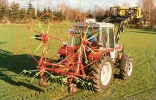 Fotografie: Futtererntetechnik, Werbegerät, Kreiselzettwender, Transport, Heckanbau, Frontlader