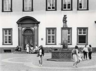 Vor der Universität in Heidelberg