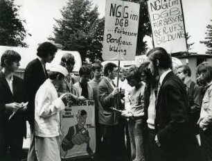 Hamburg. Protest der NGG-Jugend (Gewerkschaft Nahrung-Genuss-Gaststätten) für einen Tarifvertrag für Auszubildende 1974