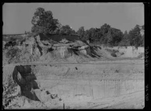 vermutlich Leipziger Land. Wahrscheinlich Abbau von Kaolin. Aufschluss Quartär über Tertiär