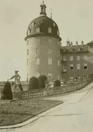 Jagdschloss Moritzburg : Jagdschloss Moritzburg. Südwestlicher Eckturm mit Jägerfigur