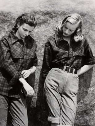 Modeaufnahme, Modelle zwei Collegemädchen vom Sarah Lawrence College (Mademoiselle)
