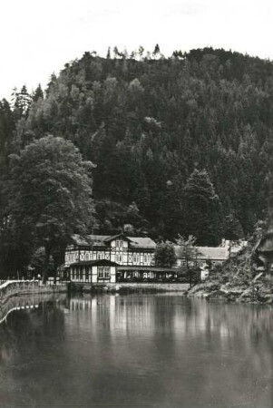 Lichtenhain. Gaststätte Lichtenhaiener Wasserfall, Nr. 89. Blick von Süden über die gestaute Kirnitzsch