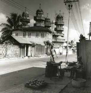 Freetown, Sierra Leone. Straßenbild mit Obsthändlerin