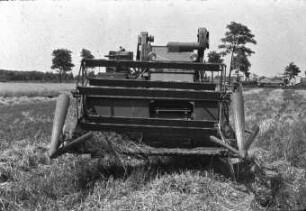 Ungarische Chassis "UMA 17" mit angebautem Mähdrescher