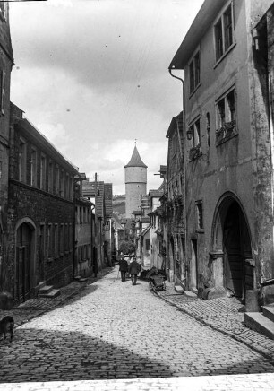 Eine Gasse : Ochsenfurt. Blick durch die Boxgasse zum Centturm. Rechts Wohnhaus mit großer Toreinfahrt.