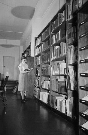 Mitarbeiterin in der Bibliothek im Institut für Länderkunde Leipzig