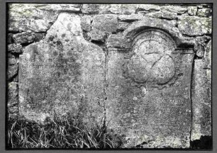 Friedhof. 1. Grabstein, Johann Georg Eidelmann, 1741. 2. Grabstein , unleserlich