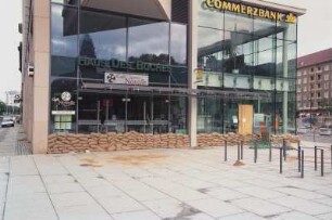 Dresden-Altstadt, Dr.-Külz-Ring 12. Geschäftshaus (Haus des Buches und Commerzbank). Eingangsseite mit gestapelten Sandsäcken