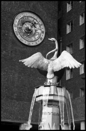 Oslo: Schwanenbrunnen und Astronomische Uhr im Rathaushof