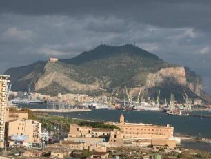 Palermo, Blick auf Hafen und Hausberg Monte Pellegrino, 606 m hoch
