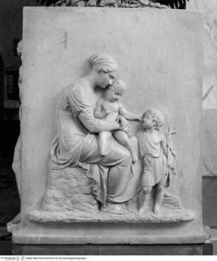 Taufstein, Maria mit Jesus und Johannesdem Täufer als Kinder