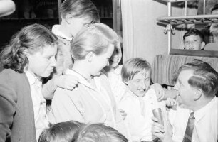 Riegel: Kinder im Zug bei Runfunkreportage