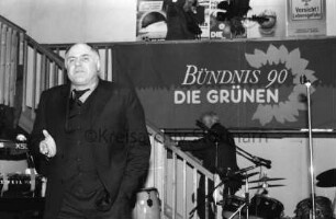Die Grünen: Geburtstagsfeier zum 20-jährigen Bestehen der Partei, zugleich Wahlkampfveranstaltung zur Landtagswahl: Marstall, Reithalle: Grünen-Fraktionssprecher im Bundestag Rezzo Schlauch hält Ansprache: hinten Wahltransparent, Musikinstrumente, Mann auf Aufgang zur Galerie: 20. Februar 2000