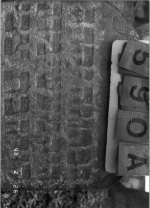 Grabstein 590 (Index: 100115298) Material: Sandstein Zustand: verwittert Maße HxBxT: 80x54x10 cm Beschreibung: Stele mit Rundbogenabschluß: Grabstein 590A