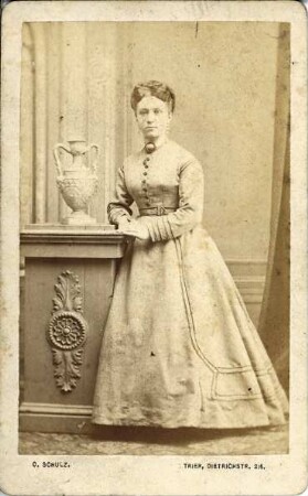 Fotografie einer stehenden Dame