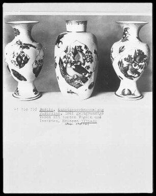 Gelbgrundige Vase mit bunten Vögeln und Insekten