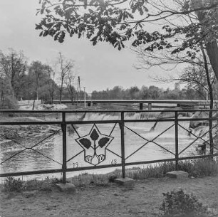 Uhyst Domowina : Uhyst. Blick über das Wehr zur Eisenbahnbrücke