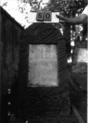 Grabstein 50 (Index: 100105505) Material: Muschelkalk, weiße Marmorplatte Zustand: leicht verwittert Maße HxBxT: 108x47x15 cm Beschreibung: Stele, rustica, rechteckige Schriftplatte: Grabstein 50