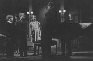 Szenenbilder aus dem Stück "Auf der anderen Seite" von Lillian Hellman am Hebbel-Theater Berlin : Szene mit Walter Franck