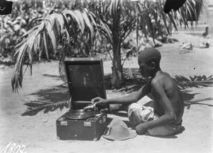 Mann neben Plattenspieler : Ein Mann bedient einen Plattenspieler der Deutschen Grammophon AG