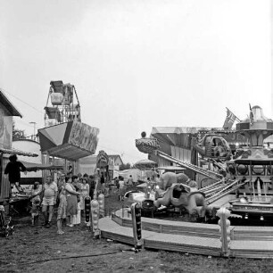 Volks- und Schützenfest: Fest- und Schützenplatz, Jersbeker Straße: Karussells, Jahrmarktstände: Besucher, 3. August 1980