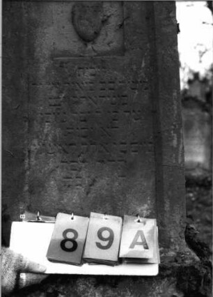 Grabstein 89 (Index: 100100407) Maße HxBxT: 172x52x40 cm Symbolik: Urne: Grabstein 89A