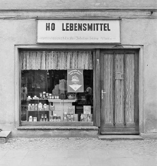 Schaufenster und Eingang eines HO-Lebensmittel-Geschäfts