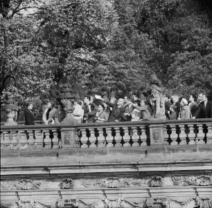 Dresden-Altstadt. Zwinger (1709-1728; M. D. Pöppelmann, B. Permoser). Besuchergruppe auf dem Wall über der Bogengalerie