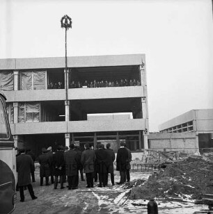 Dietrich Buxtehude-Schule: Grabauer Straße: Richtfest: Südseite des Hauptklassentraktes, rechts die Baustelle der Sporthalle