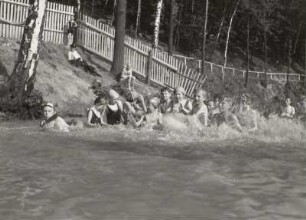 Kinder im Freibad Wolfstal : Kinder im Wasser