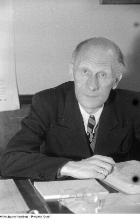 Porträtaufnahmen des SED-Politikers Heinrich Acker, von 1946-1948 2. Bürgermeister von Berlin