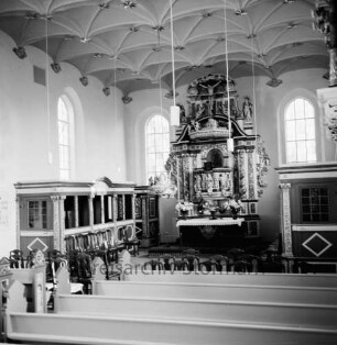 Schlosskirche: Innenaufnahme: Blick auf Kanzelaltar, Herrschafts- und Pastorengestühl, Taufengel