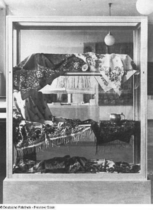 Ausstellung "Spinnen und Weben", 1946/1947. Vitrine mit Schultertüchern. Bautzen: Stadtmuseum Bautzen