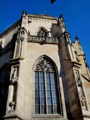 Stadtkirche - Chor von Osten mit ornamentierten Strebepfeilern sowie gotischen Maßwerkfenstern im Detail