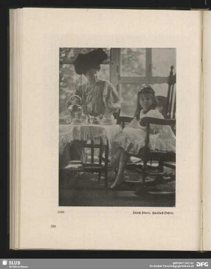 [am Teetisch]