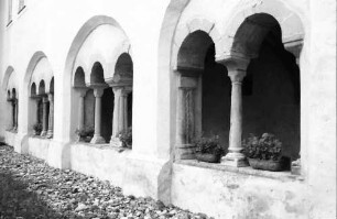 Steingaden: Kreuzgang und romanische Säulen des ehemaligen Klosters