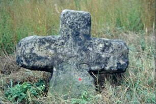 mittelalterliches Steinkreuz am Ortsausgang Richtung Wandersleben, eingesunken