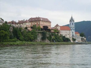 Dürnstein - Stadtansicht mit Klosterkirche : Aufgenommen am 12. Juni 2011 in der Wachau im Weinort Dürnstein
