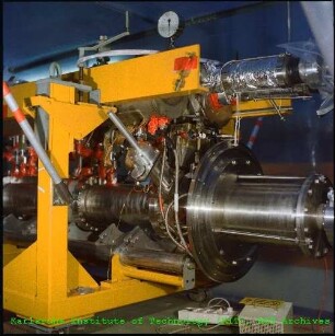 Detail des Kryostaten des Supraleitenden Linearbeschleunigers (LINAC) am Institut für Experimentelle Kernphysik (IEKP)