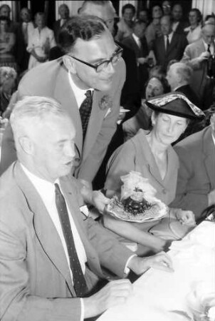 Chemiker; Maikäferrede: Lord Alexander Todd of Trumpington, Graf Lennart Bernadotte mit Tablett, Lady Todd of Trumpington