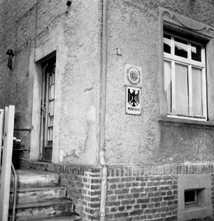 Frankfurt-Zeilsheim, Frankenthaler Weg 1. Alte Post. Eckansicht (Teilansicht) des Eingangsbereiches