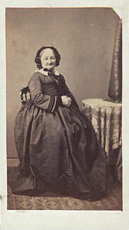 Ältere Dame, sitzend
