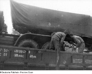 Deutschland . Truppenübungsplatz Klietz. Nationale Volksarmee - Landstreitkräfte. Truppenverlegung per Eisenbahnmarsch. Flachwagen eines Militärzuges, dort zwei Soldaten bei Transportvorbereitungen