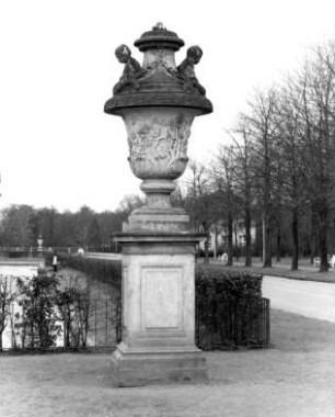 Dresden-Altstadt. Großer Garten (1683, J. F. Karcher; 1873-1895, K. F. Bouché). Hauptallee mit nordöstlicher Vase (um 1750) am Palaisteich