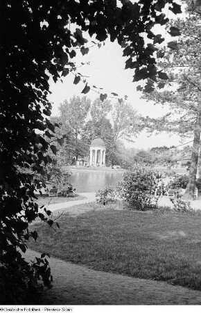 Parkanlage von Markkleeberg mit einem Blick auf einen Pavillon