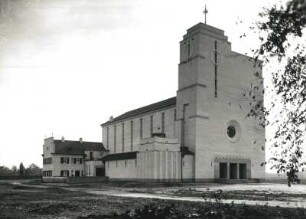 Erlangen, St. Bonifaziuskirche : Erlangen. Pfarrkirche St. Bonifaz. Ansicht von Nordwesten
