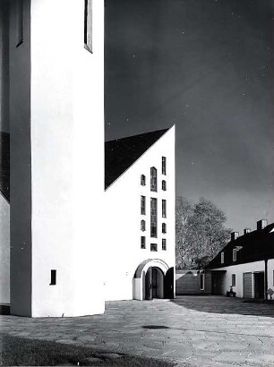 Gulbransson, Olaf Andreas; Ulm - Wiblingen; Versöhnungskirche - Außenansicht, Eingangsbereich